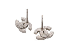 画像をギャラリービューアに読み込む, 極美品 CHANEL シャネル ココマーク ピアス 両耳 A12W刻印 フランス製 1.5g メタル ラインストーン シルバー金具 中古 4b006452