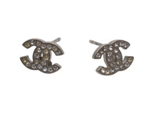 画像をギャラリービューアに読み込む, 極美品 CHANEL シャネル ココマーク ピアス 両耳 A11V刻印 フランス製 重量約1.5g メタル ラインストーン ゴールド金具 中古 4b006454