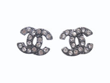 画像をギャラリービューアに読み込む, 極美品 CHANEL シャネル ココマーク ピアス 両耳 04A刻印 フランス製 メタル ラインストーン ガンメタル金具 3.8g 中古 4b006455