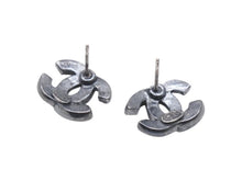 画像をギャラリービューアに読み込む, 極美品 CHANEL シャネル ココマーク ピアス 両耳 04A刻印 フランス製 メタル ラインストーン ガンメタル金具 3.8g 中古 4b006455