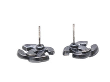 画像をギャラリービューアに読み込む, 極美品 CHANEL シャネル ココマーク ピアス 両耳 04A刻印 フランス製 メタル ラインストーン ガンメタル金具 3.8g 中古 4b006455