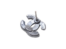 画像をギャラリービューアに読み込む, 極美品 CHANEL シャネル ココマーク ピアス 両耳 04A刻印 フランス製 メタル ラインストーン ガンメタル金具 3.8g 中古 4b006455