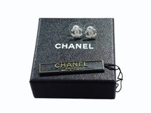 Load image into Gallery viewer, 極美品 CHANEL シャネル ココマーク ピアス 両耳用 A13V刻印 重量約1.4g メタル ラインストーン シルバー金具 中古 4b006460