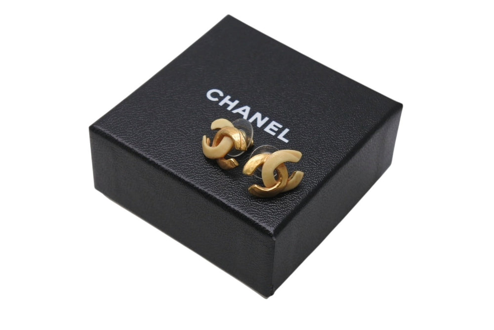 極美品 CHANEL シャネル Coco Mark ココマーク ピアス 00T 刻印 1.8g アイボリー ゴールド カラー アクセサリー 中古 4b006476