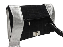 画像をギャラリービューアに読み込む, CHANEL シャネル ショルダーバッグ チョコバー ターンロック ブラック シルバー スウェード 美品 中古 4b006537