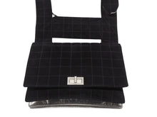 画像をギャラリービューアに読み込む, CHANEL シャネル ショルダーバッグ チョコバー ターンロック ブラック シルバー スウェード 美品 中古 4b006537