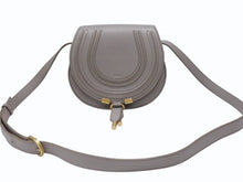 Load image into Gallery viewer, 新品未使用 Chloe クロエ 新型 Marcie”スモールサドルバッグ マーシー スモール ショルダーバッグ グレインレザー グレージュ 中古 4b006541