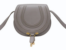 Load image into Gallery viewer, 新品未使用 Chloe クロエ 新型 Marcie”スモールサドルバッグ マーシー スモール ショルダーバッグ グレインレザー グレージュ 中古 4b006541