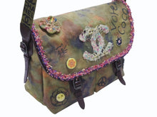 画像をギャラリービューアに読み込む, 極美品 CHANEL シャネル エンブロイダリー メッセンジャーバッグ 21番台 A92790 グラフィティ カーキ ココマーク 中古 4b006551