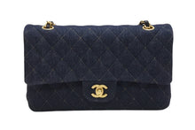Load image into Gallery viewer, 新品未使用 CHANEL シャネル マトラッセ25 Wフラップ Wチェーンショルダーバッグ A01112 ランダム番台 ココマーク デニム 中古 4b006604