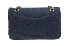 Load image into Gallery viewer, 新品未使用 CHANEL シャネル マトラッセ25 Wフラップ Wチェーンショルダーバッグ A01112 ランダム番台 ココマーク デニム 中古 4b006604