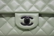 Load image into Gallery viewer, 新品未使用 CHANEL シャネル ミニマトラッセ 20 Sフラップ Sチェーンショルダーバッグ ランダム番台 ラムスキン ココマーク グリーン 中古 4b006620