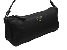 画像をギャラリービューアに読み込む, PRADA プラダ ハンドバッグ アクセサリーポーチ トライアングルロゴ イタリア製 ナイロン ブラック シルバー金具 美品 中古 4b006625
