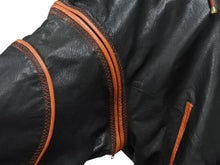 Load image into Gallery viewer, pellepelle ペレペレ フーディ レザージャケット 刺繍 ロゴ サイズ38 ブラック オレンジ 美品 中古 4b006654