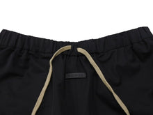 Load image into Gallery viewer, 極美品 FEAR OF GOD ESSENTIALS フィアオブゴッド エッセンシャルズ ハーフパンツ ショーツ ナイロン ブラック サイズM 中古 4b006735