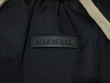 Load image into Gallery viewer, 極美品 FEAR OF GOD ESSENTIALS フィアオブゴッド エッセンシャルズ ハーフパンツ ショーツ ナイロン ブラック サイズM 中古 4b006735