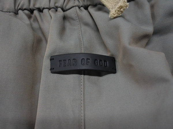 極美品 FEAR OF GOD ESSENTIALS フィアオブゴッド エッセンシャルズ ハーフパンツ ショーツ ナイロン グレー サイズM 中古 4b006736