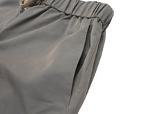 Load image into Gallery viewer, 極美品 FEAR OF GOD ESSENTIALS フィアオブゴッド エッセンシャルズ ハーフパンツ ショーツ ナイロン グレー サイズM 中古 4b006736