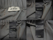 Load image into Gallery viewer, 極美品 FEAR OF GOD ESSENTIALS フィアオブゴッド エッセンシャルズ ハーフパンツ ショーツ ナイロン グレー サイズM 中古 4b006736