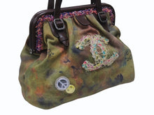 Load image into Gallery viewer, 極美品 CHANEL シャネル エンブロイダリー グラフィティ がま口 ハンドバッグ カーキ A92791 アンティークシルバー金具 中古 4b006808