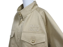Load image into Gallery viewer, 極美品 MIUMIU ミュウミュウ 23AW Cord Chino Blouson Jacket チノ ブルゾンジャケット ML943 サイズ38 ベージュ 中古 4b006892
