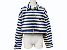 画像をギャラリービューアに読み込む, PRADA プラダ ロゴプレートボーダークロップドデニムジャケット GFB288 サイズ42 ホワイト ブルー 美品 中古 4b006947