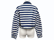 画像をギャラリービューアに読み込む, PRADA プラダ ロゴプレートボーダークロップドデニムジャケット GFB288 サイズ42 ホワイト ブルー 美品 中古 4b006947