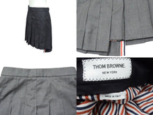 Load image into Gallery viewer, 極美品 THOM BROWNE トムブラウン プリーツミニスカート FGC402A サイズ38 トリコロール ウール グレー 中古 4c070807