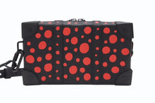 Load image into Gallery viewer, 新品同様 LOUIS VUITTON ルイヴィトン M81905 モノグラム ソフトトランク ドット 草間彌生 ブラック レザー 中古 4b007092