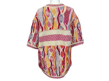 Load image into Gallery viewer, COOGI クージー vintage 半袖 3D立体ニット 編み込み マルチカラー ベージュピンクイエロー系 サイズSS 美品 中古 4b007110
