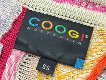 Load image into Gallery viewer, COOGI クージー vintage 半袖 3D立体ニット 編み込み マルチカラー ベージュピンクイエロー系 サイズSS 美品 中古 4b007110