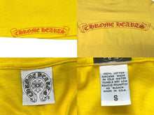 画像をギャラリービューアに読み込む, CHROME HEARTS クロムハーツ スクロールラベルロゴ 半袖Tシャツ サイズS プリント イエロー レッド 美品 中古 4b007266