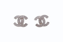 画像をギャラリービューアに読み込む, 極美品 CHANEL シャネル ココマーク ピアス 重量約1.3g C19V刻印 ラインストーン メタル シルバー クリア 両耳用 中古 4b002817