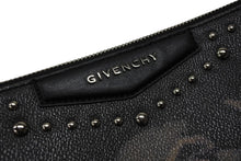 画像をギャラリービューアに読み込む, 極美品 Givenchy ジバンシー ロットワイラー スタッド クラッチバッグ ブラック レザー シルバー金具 中古 4b007465