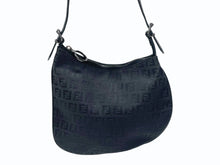 画像をギャラリービューアに読み込む, 極美品 FENDI フェンディ ズッカ柄 マンマホーボーバッグ ワンショルダーバッグ キャンバス レザー ブラック ブラックメタル金具 中古 4b007625