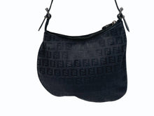 画像をギャラリービューアに読み込む, 極美品 FENDI フェンディ ズッカ柄 マンマホーボーバッグ ワンショルダーバッグ キャンバス レザー ブラック ブラックメタル金具 中古 4b007625