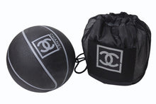 Load image into Gallery viewer, 新品未使用 CHANEL シャネル スポーツライン BASKETBALL バスケットボール ココマーク ブラック グレー ゴム ロゴ 7号球 中古 4b000765