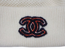 画像をギャラリービューアに読み込む, 極美品 CHANEL シャネル 23AW CC Logo Beanie CCロゴ ビーニー AA6880 ココマーク カシミヤ アイボリー ジェニー着用モデル 中古 4b007699