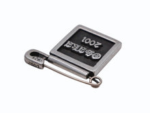 画像をギャラリービューアに読み込む, CHROME HEARTS クロムハーツ フレームド ピンバッチ 2001年 大阪限定 シルバー925 9,0g 美品 中古 4b007766