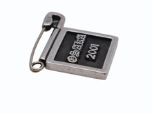 画像をギャラリービューアに読み込む, CHROME HEARTS クロムハーツ フレームド ピンバッチ 2001年 大阪限定 シルバー925 9,0g 美品 中古 4b007766