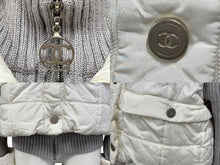 画像をギャラリービューアに読み込む, 極美品 CHANEL シャネル スポーツライン 切り替え ニットダウンジャケット P16399W02678 サイズ38 ココマーク ホワイト グレー 中古 4b007888