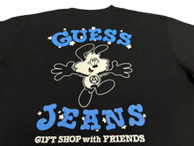 画像をギャラリービューアに読み込む, 新品未使用 VERDY x GUESS JEANS ヴェルディ ゲスジーンズ 25SS GIFT SHOP with FRIENDS Vick Tee Tシャツ ブラック サイズXL 中古 4b007974
