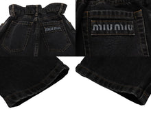 Load image into Gallery viewer, 極美品 MIU MIU ミュウミュウ 21年 ウエストギャザー テーパード ジーンズ デニムパンツ ボトムス GWP329 ブラック サイズ25 中古 4b008040