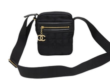 画像をギャラリービューアに読み込む, 極美品 CHANEL シャネル ニュートラベルライン ショルダーバッグ ココマーク A30913 ナイロン ブラック ゴールド金具 中古 4b008076