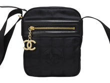 画像をギャラリービューアに読み込む, 極美品 CHANEL シャネル ニュートラベルライン ショルダーバッグ ココマーク A30913 ナイロン ブラック ゴールド金具 中古 4b008076