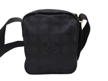 画像をギャラリービューアに読み込む, 極美品 CHANEL シャネル ニュートラベルライン ショルダーバッグ ココマーク A30913 ナイロン ブラック ゴールド金具 中古 4b008076