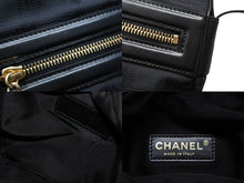 画像をギャラリービューアに読み込む, 極美品 CHANEL シャネル ニュートラベルライン ショルダーバッグ ココマーク A30913 ナイロン ブラック ゴールド金具 中古 4b008076