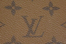 Load image into Gallery viewer, LOUIS VUITTON ルイ・ヴィトン スマホケース M64487 ブラウン モノグラムキャンバス プラスチック BC1137 美品 中古 4b007595