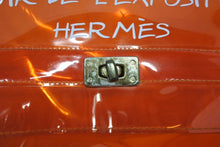 画像をギャラリービューアに読み込む, HERMES エルメス ビニールケリー 不思議の国 エルメスへの旅展 ハンドバッグ トートバッグ オレンジ クリア 透明 ビニール ゴールド金具 美品 中古 4b008241