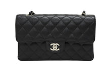 画像をギャラリービューアに読み込む, 極美品 CHANEL シャネル Wフラップ チェーンショルダーバッグ マトラッセ23 キャビアスキン ブラック シルバー金具 15番台 中古 4b008258